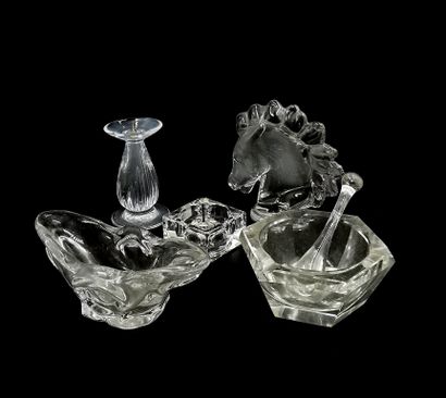 null A crystal lot including two candlesticks, a mortar and pestle, a cup and a horse...