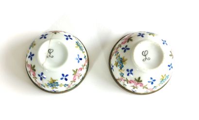 null Pair of porcelain salad bowls decorated with garlands of flowers with their...
