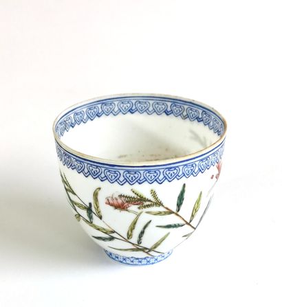 null CHINA,

Extremely thin-walled porcelain bowl with butterfly and frieze decoration

Mark...