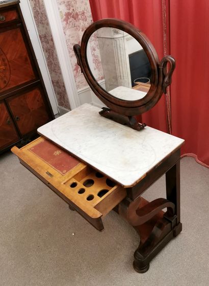 null Mahogany and mahogany veneer dressing table and mirror with swan neck mount

Restoration...