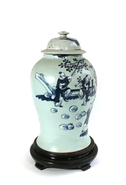 null JAPAN, 19th century

Porcelain vase with children playing

H. 45 cm

Molded...