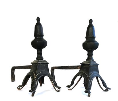 null Pair of bronze andirons with cutaway vases

H. 34 x W. 17 x D. 38 cm