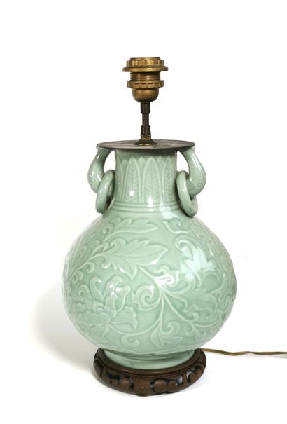 null CHINA,

Celadon porcelain vase with bas-relief decoration of lotus flowers

H....