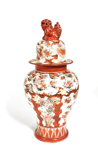 null JAPAN, late 19th - early 20th century

Porcelain covered vase decorated in red...