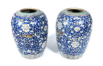 null CHINA, 19th century

A pair of polychrome porcelain vases with lotus flowers,...