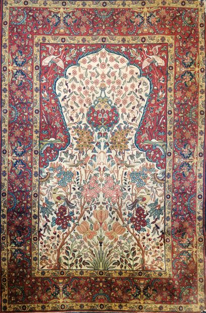 null 
Fine Tabriz Iran, prayer form, circa 1940/50

Quality silky wool velvet, lambskin...