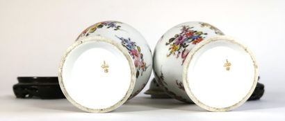 null Pair of porcelain vases enamelled with gold highlights

Marks under the bases,...