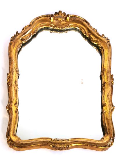 null Moulded, carved and gilded wood mirror with rocaille decoration

49 x 37 cm