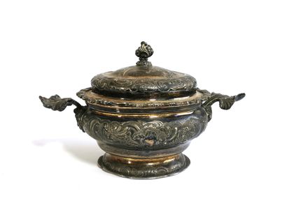 null Covered sugar bowl in silver 1st title with rocaille decoration, inside in vermeil

Foreign...