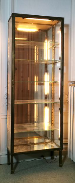 null Pair of polished brass display cases with mirror back

H. 169,5 x W. 60 x D....