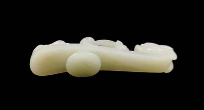 null CHINA, Qing Dynasty

Jade belt buckle carved with an openwork chilong figure

L....