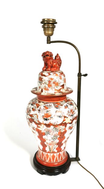 null JAPAN, late 19th - early 20th century

Porcelain covered vase decorated in red...