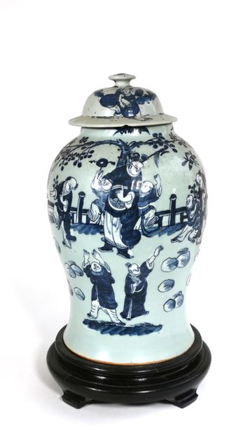 null JAPAN, 19th century

Porcelain vase with children playing

H. 45 cm

Molded...