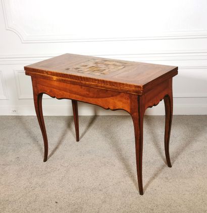 null Walnut inlaid games table

Provincial work end of 18th century

H. 72 x L. 89,5...