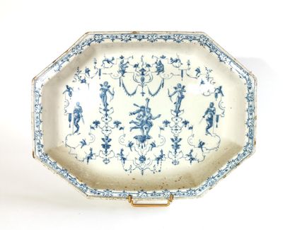 null MOUSTIERS, 18th century

Octagonal earthenware basin, Bérain style decoration

L....