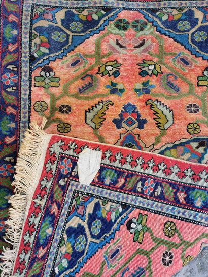 null Lot de trois tapis

A et B : Paire de tapis Ardebil (Iran) vers 1975 à décor...
