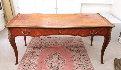 null Rosewood and violet wood veneer flat desk

Louis XVI style

H. 73 x L. 159,5...