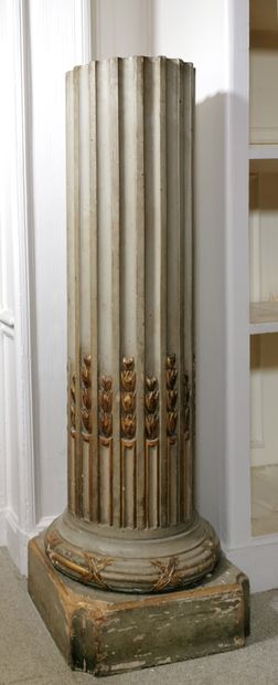 null Wooden column with asparagus flutes, the base decorated with ribboned rushes

Louis...
