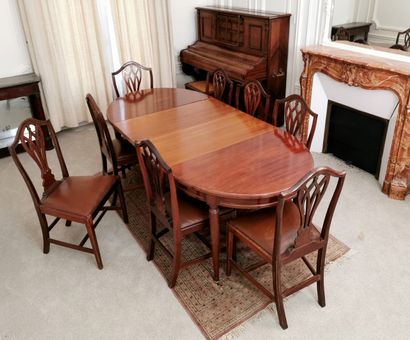 null Mahogany pedestal table with tapered legs and two extensions

H. 72 x L. 221...