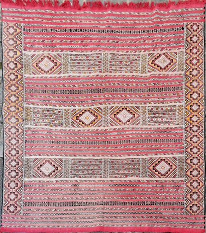 null Big Moroccan Kilim around 1960.

Technical characteristics : Needlework, tapestry...