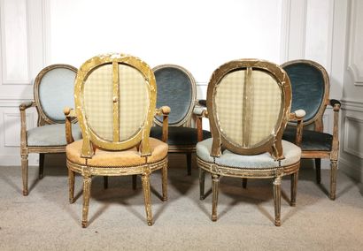 null Set of five cabriolet armchairs of similar design in fluted beech wood

Louis...