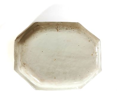 null MOUSTIERS, 18th century

Octagonal earthenware basin, Bérain style decoration

L....