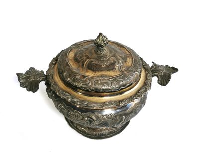 null Covered sugar bowl in silver 1st title with rocaille decoration, inside in vermeil

Foreign...