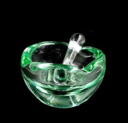 null DAUM France

Mortar and pestle in green crystal, signed

Diam. 10,4 cm