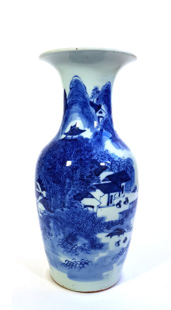 null CHINE, XIXe siècle

Vase de forme balustre en porcelaine blanc-bleu à décor...
