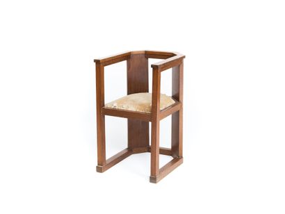 null ART DECO WORK IN THE TASTE OF SADDIER

African mahogany child's armchair. 

Structure...