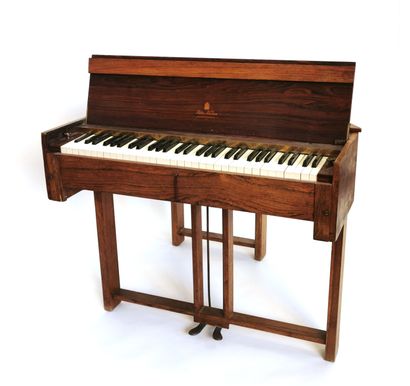 null STEEN NIELSEN Hammerspinet

Pianoforte / harpsichord with rosewood case, a pull-tab...