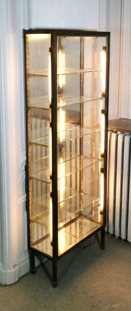 null Pair of polished brass display cases with mirror back

H. 169,5 x W. 60 x D....