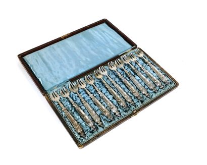 null Twelve oyster forks, handles in silver with rocaille decoration

Gross weight...