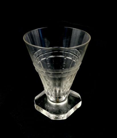 null ART DÉCO, circa 1930

Hexagonal cut-crystal liquor set with six glasses and...