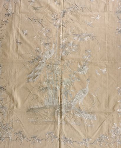 null INDOCHINA, 20th century

Linen hanging with silk embroidery featuring birds...