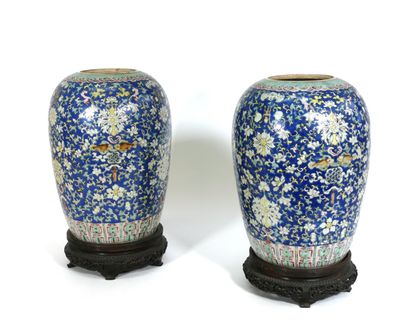 null CHINA, 19th century

A pair of polychrome porcelain vases with lotus flowers,...