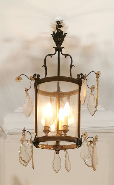 null Lanterne cylindrique agrémentée de pendeloques dans le style du XVIIIe siècle

H....