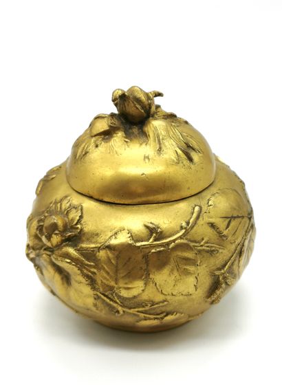 null Alexandre VIBERT (1847-1909)

Pot couvert en bronze doré à décor en haut relief...