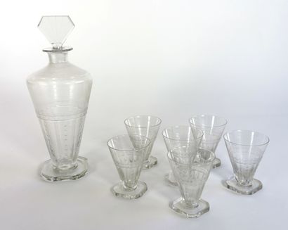null ART DÉCO, vers 1930

Service à liqueur en cristal taillé à base hexagonale comprenant...