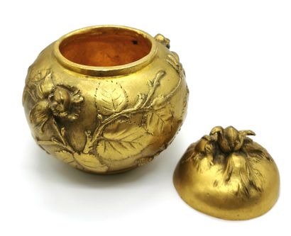 null Alexandre VIBERT (1847-1909)

Pot couvert en bronze doré à décor en haut relief...