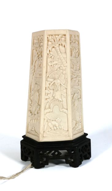 null INDOCHINE, vers 1930

Lampe à poser fuselé en ivoire à pans coupés et décor...