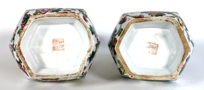 null CHINE, XIXe siècle

Paire de vases en porcelaine de forme Fang Hu à décor de...