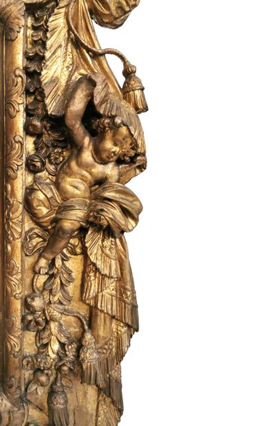 null Miroir en bois sculpté et stuc doré à riche décor de putti, guirlandes fleuries...