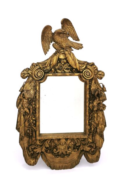 null Miroir en bois sculpté et stuc doré à riche décor de putti, guirlandes fleuries...