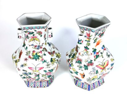 null CHINE, XIXe siècle

Paire de vases en porcelaine de forme Fang Hu à décor de...