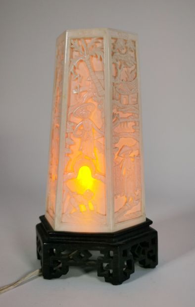 null INDOCHINE, vers 1930

Lampe à poser fuselé en ivoire à pans coupés et décor...