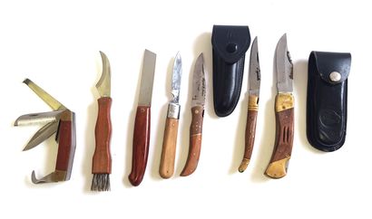 null Sept couteaux de marques LÉOPARD, LAGUIOLE et divers, dont deux avec leurs étuis...
