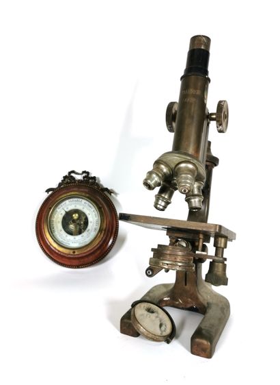 null STIASSNIE Paris,

Microscope en cuivre et laiton 

H. 33 cm

Usures, accident



On...