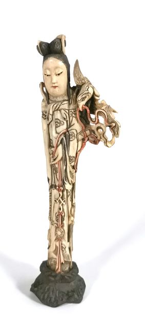 null CHINE, fin XIXe- début XXe siècle

Figurine en ivoire représentant une femme...