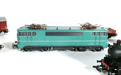 null MARKLIN

Ensemble de trains électriques comprenant : 

-	Un tender locomotif...